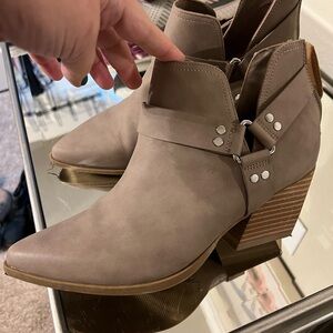 Cute ankle boots. Only worn once Size 10